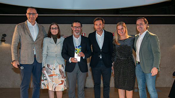Jose Santacreu, gerente de Fersán, recibe el el premio de manos de BMW Group